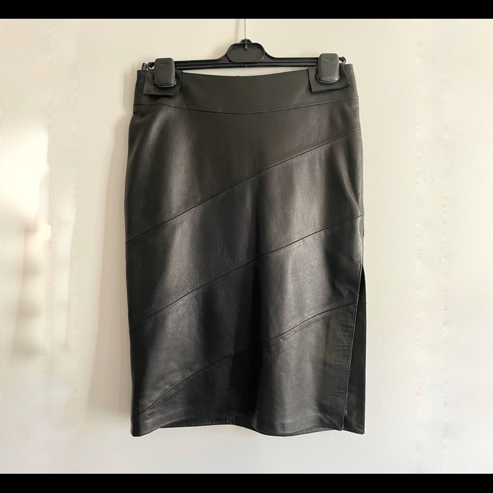 Sisley leather skirt - black.